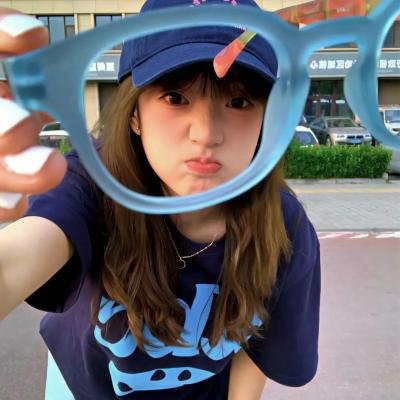 穿黑衣的女孩海报
